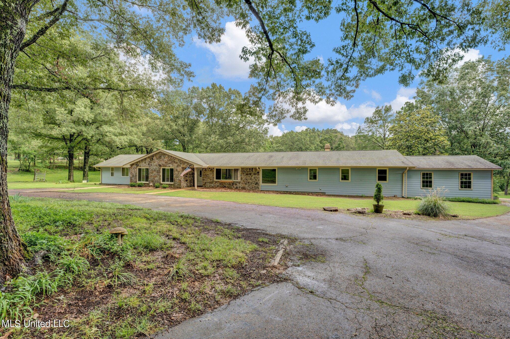 1085 W Commerce Street