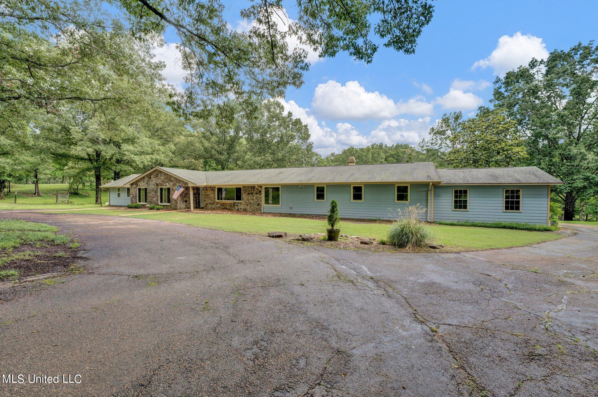 1085 W Commerce Street