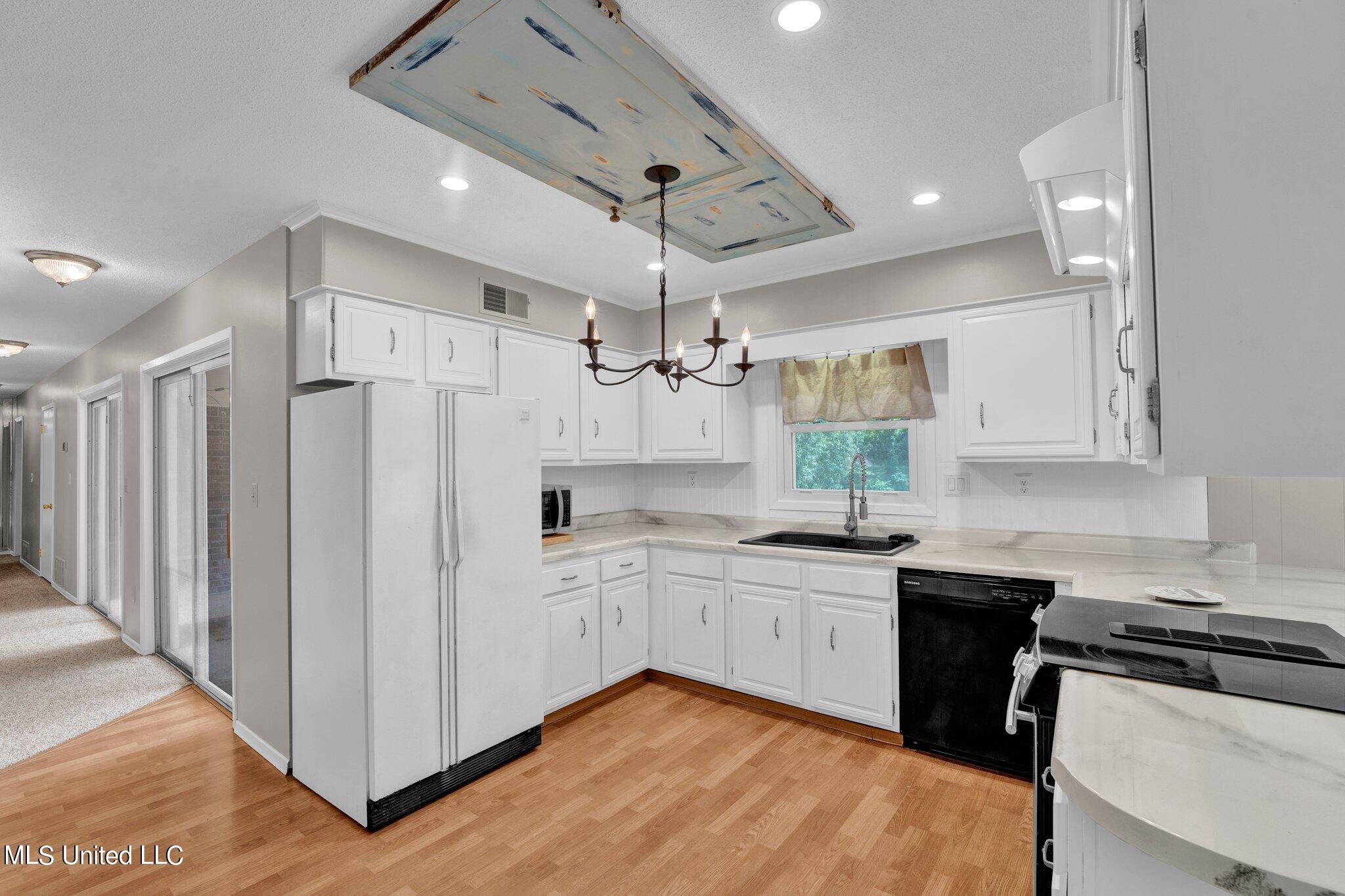 1085 W Commerce Street