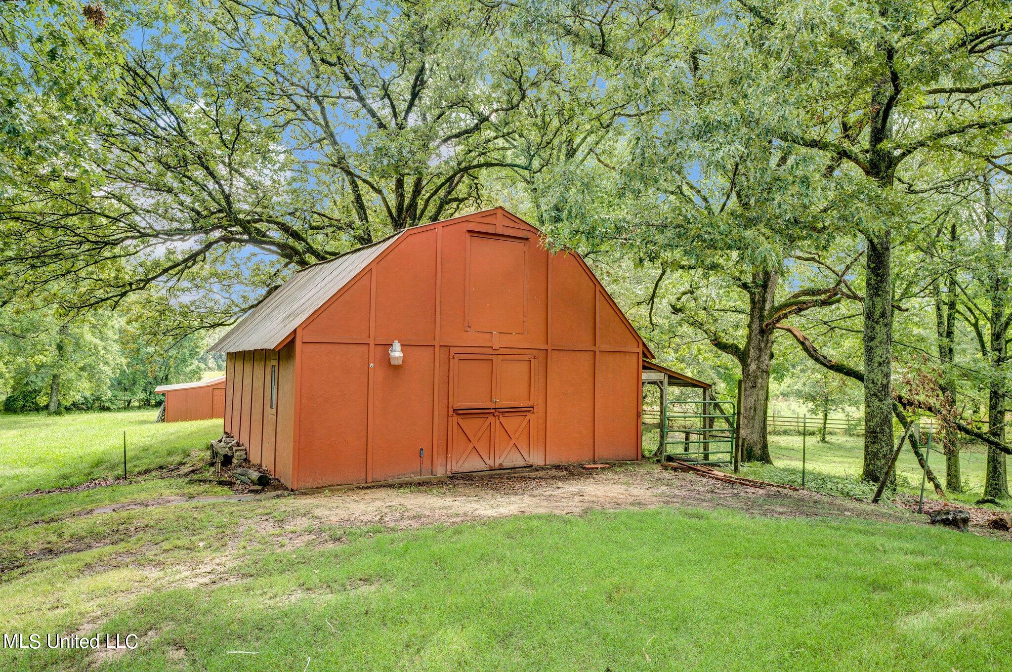 1085 W Commerce Street