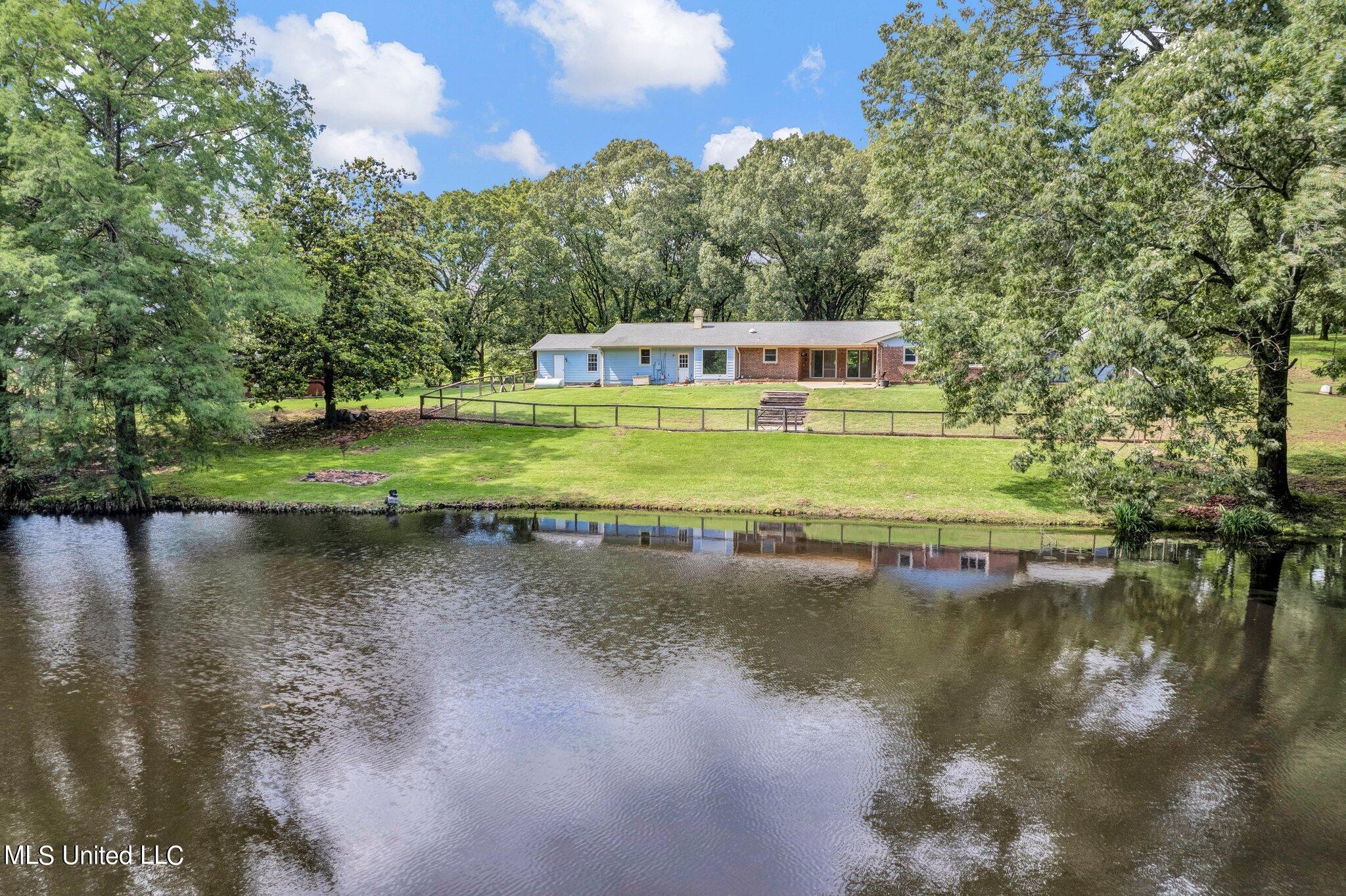 1085 W Commerce Street