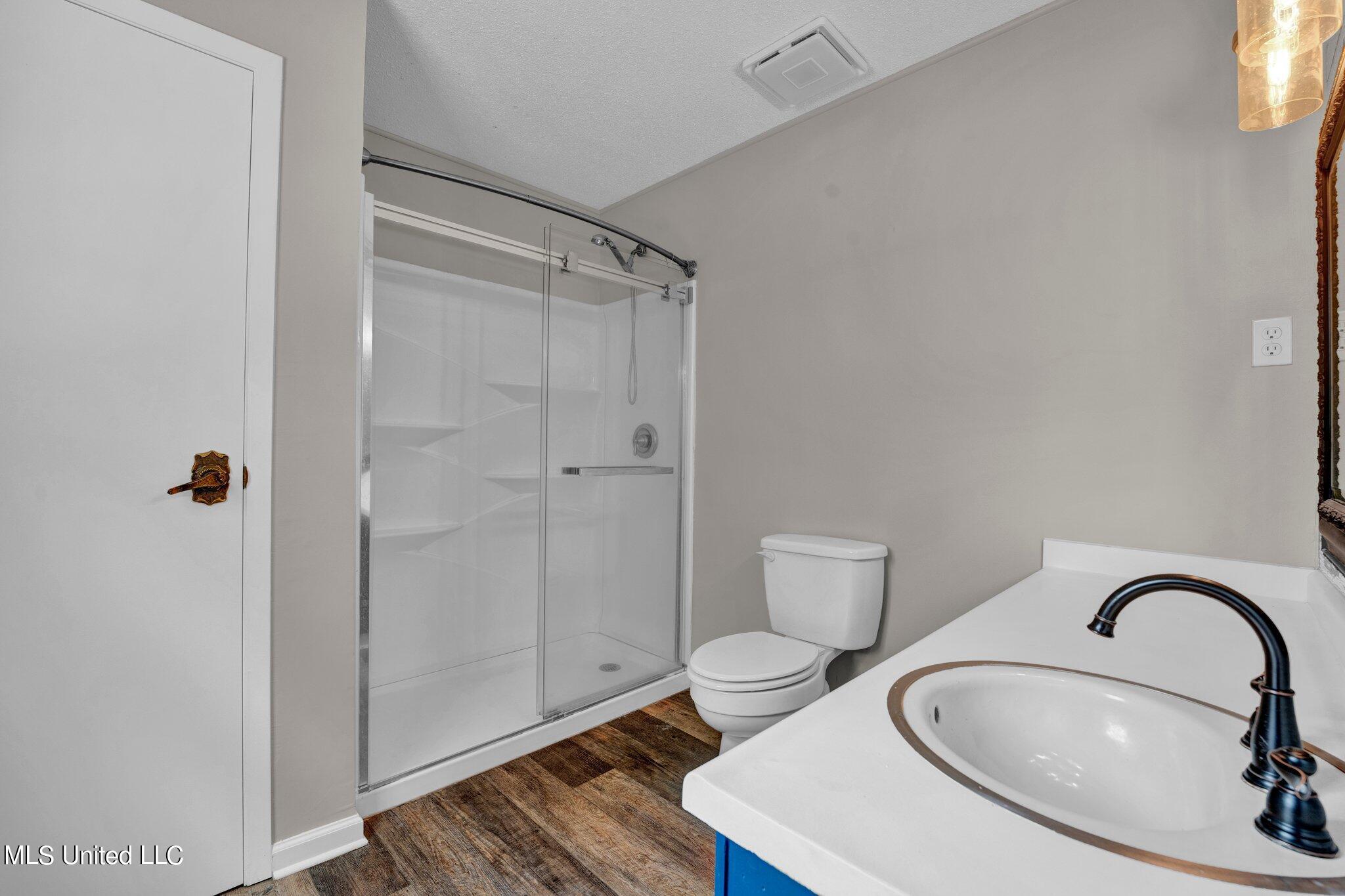 1085 W Commerce Street