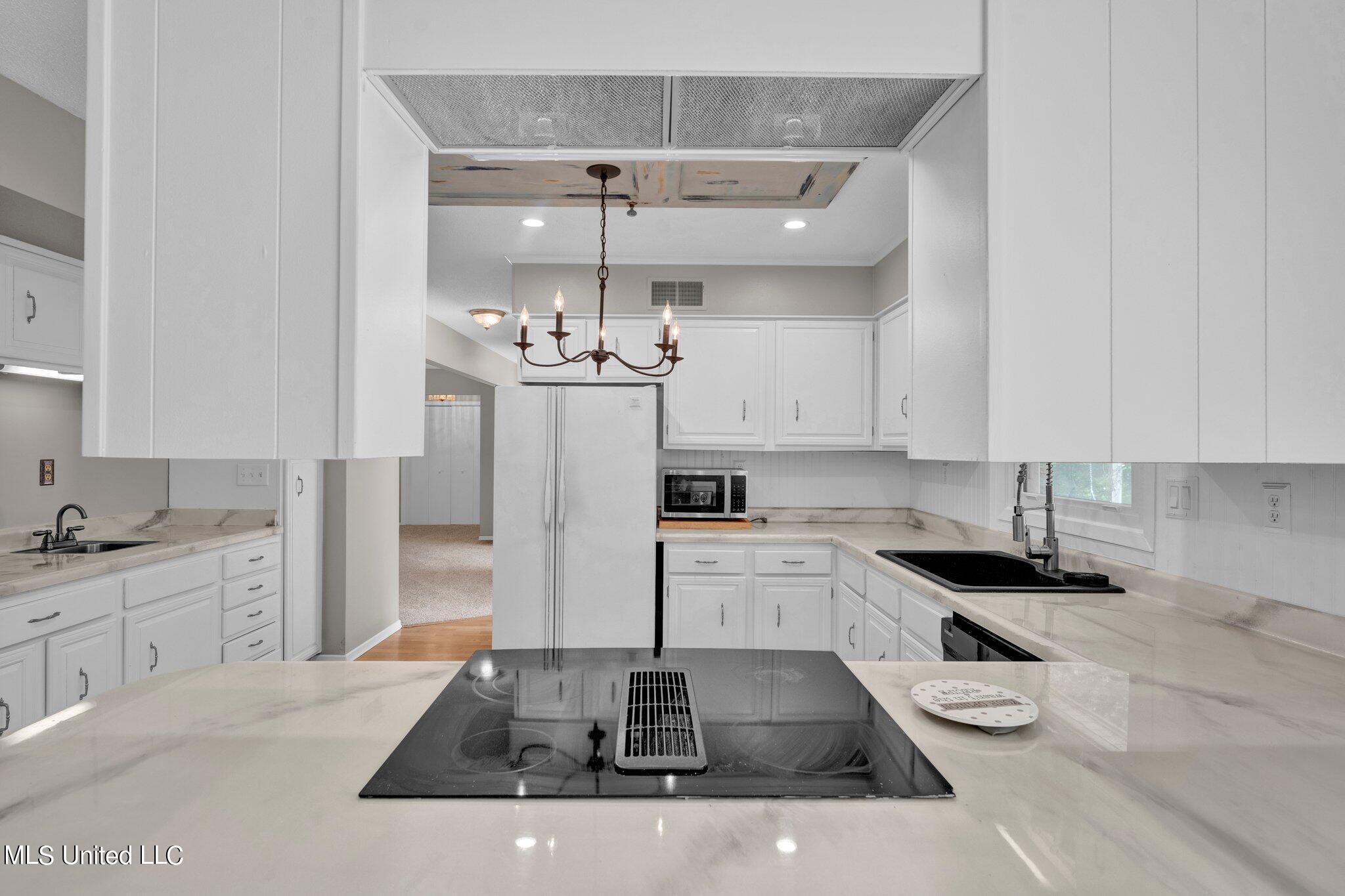 1085 W Commerce Street