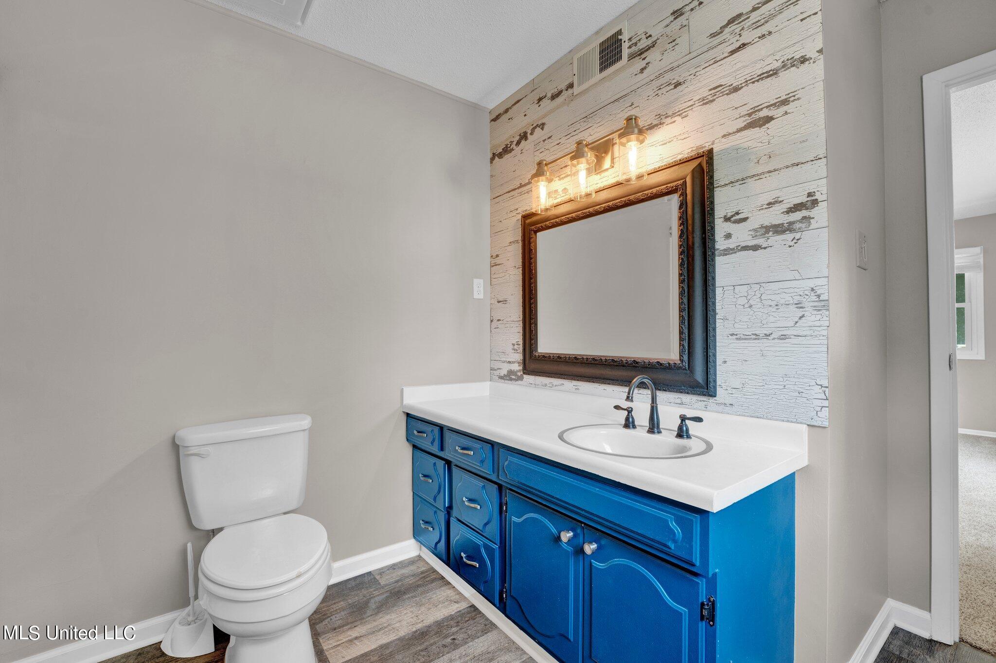 1085 W Commerce Street