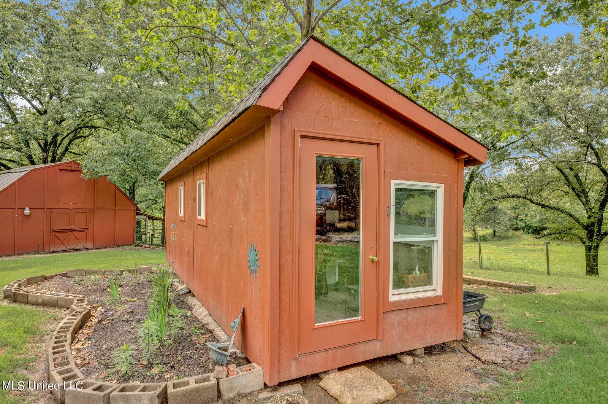 1085 W Commerce Street