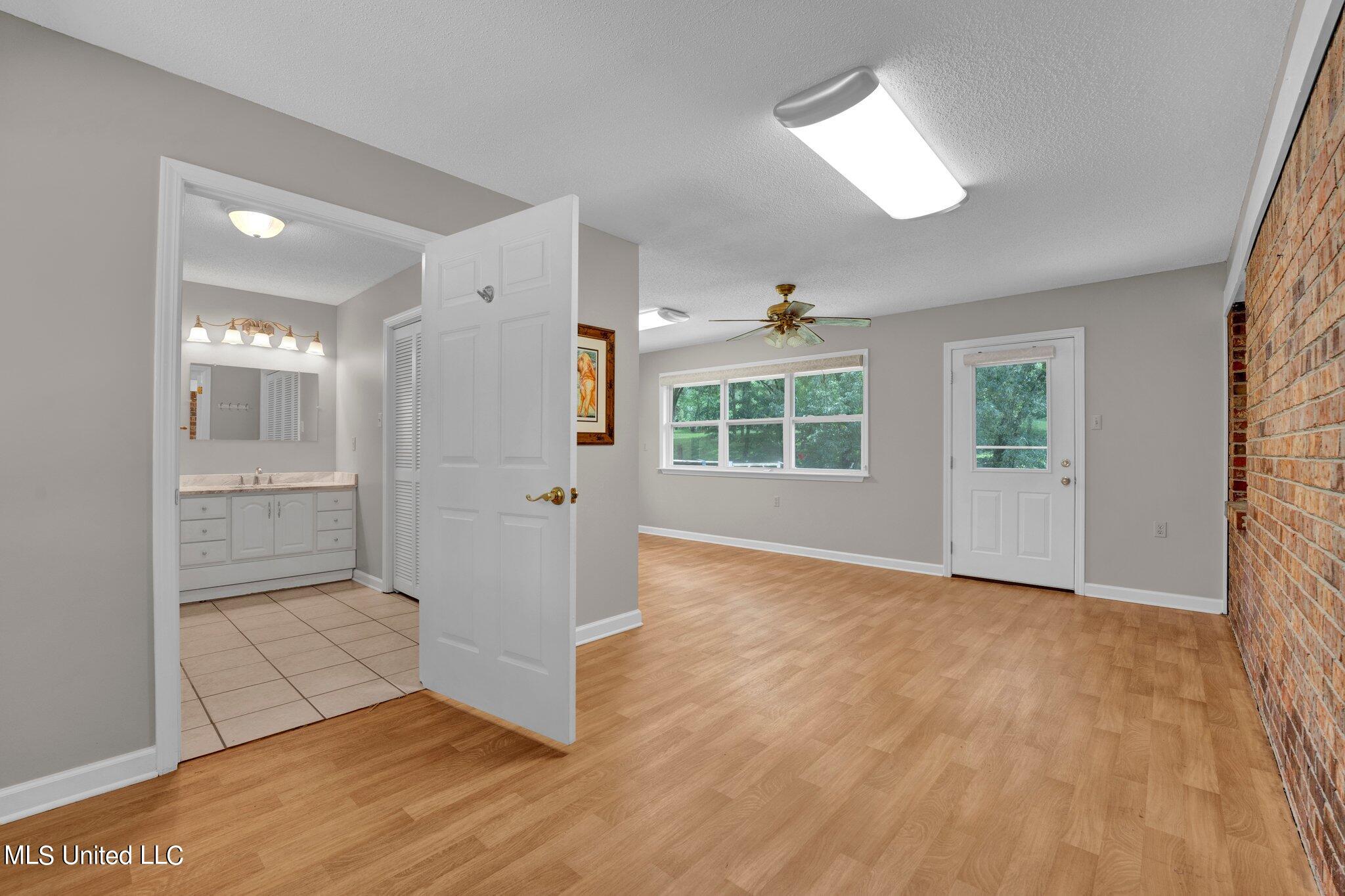 1085 W Commerce Street