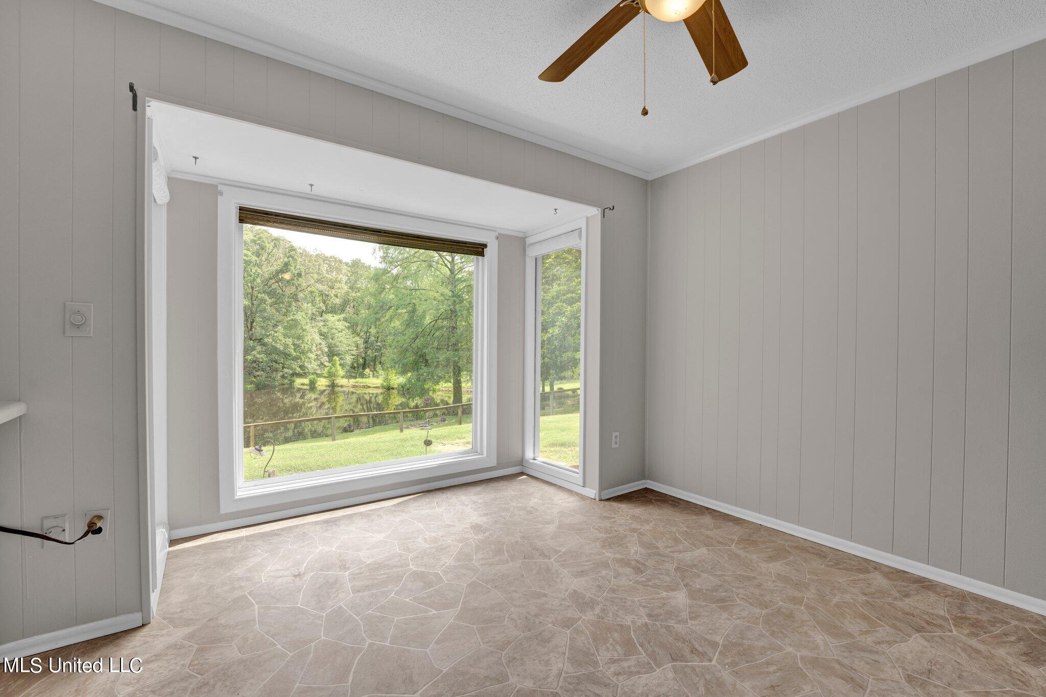 1085 W Commerce Street