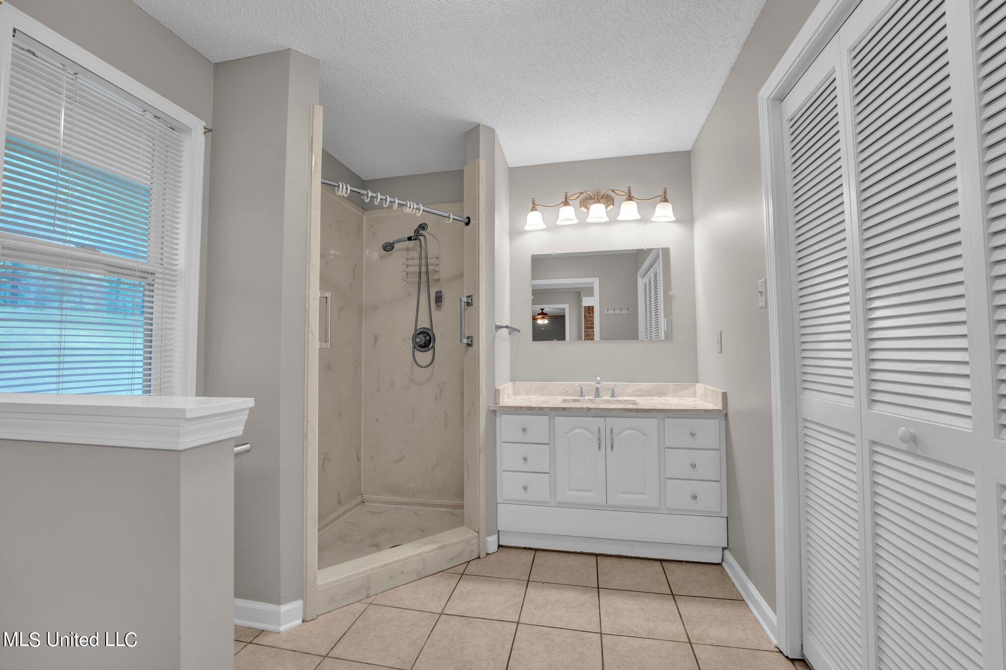 1085 W Commerce Street