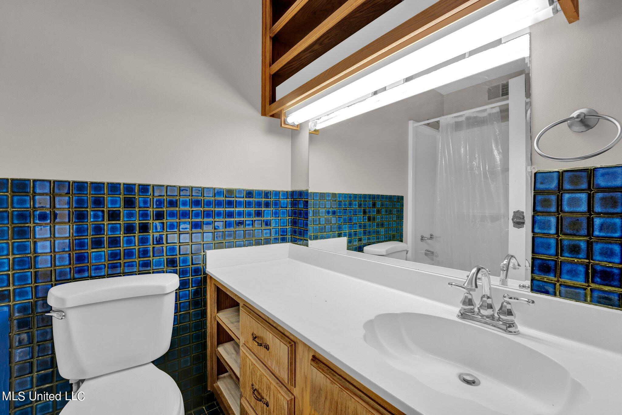 1085 W Commerce Street