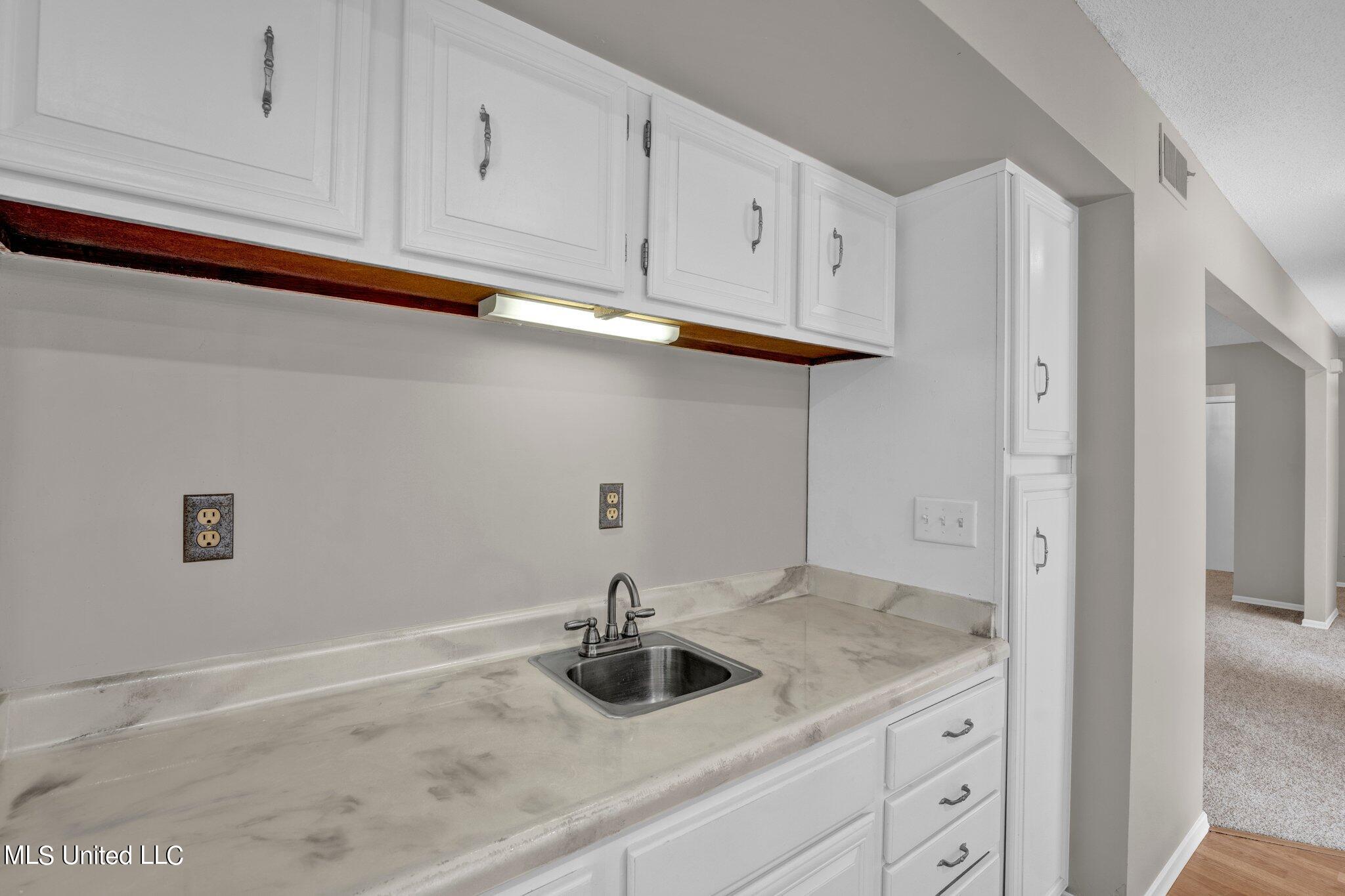 1085 W Commerce Street