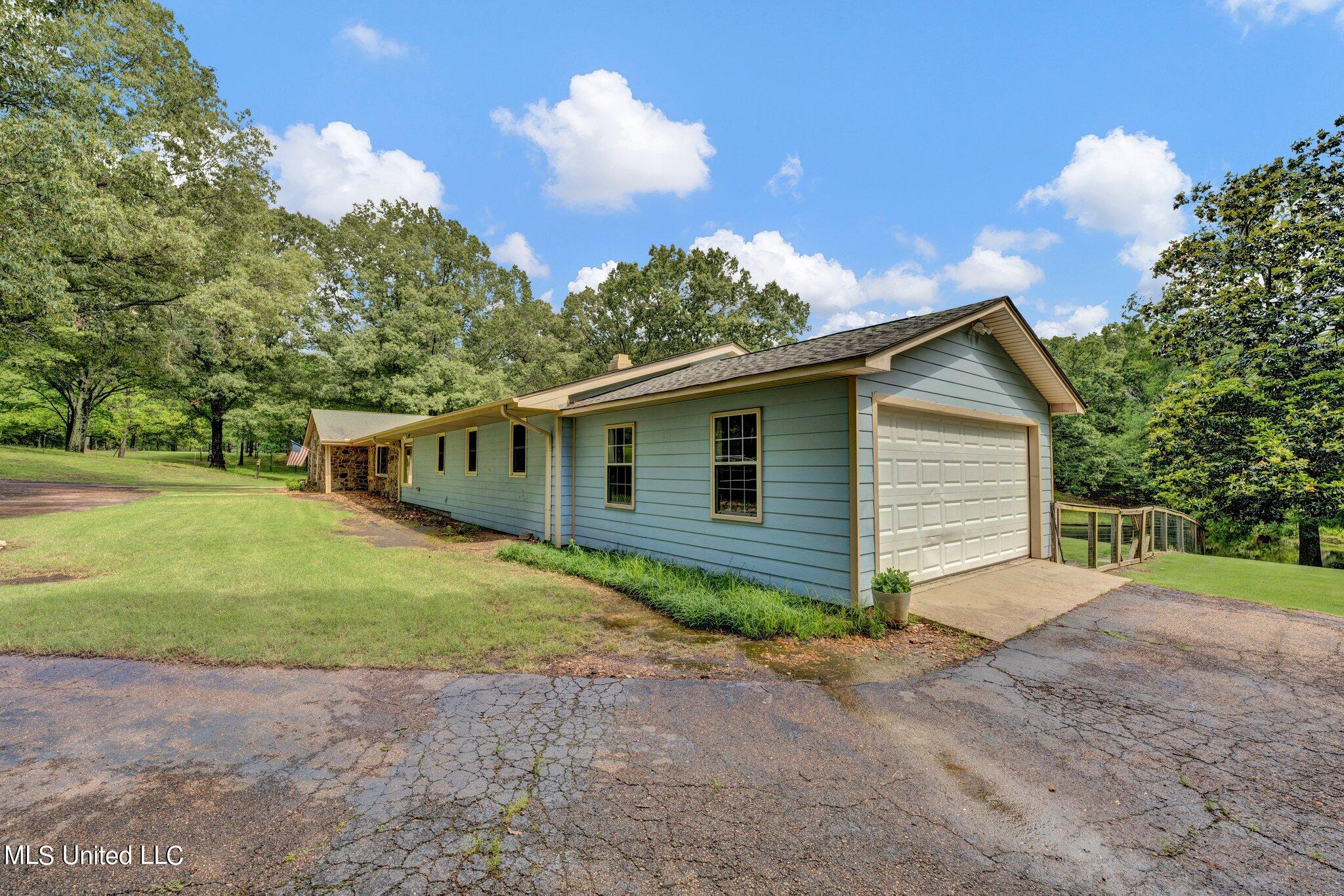 1085 W Commerce Street