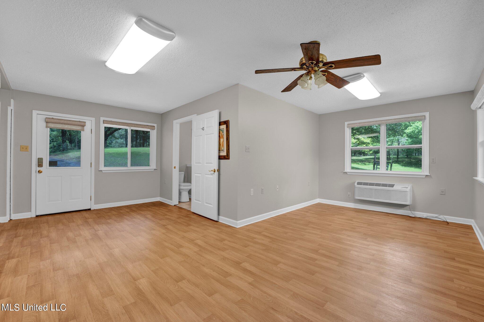 1085 W Commerce Street