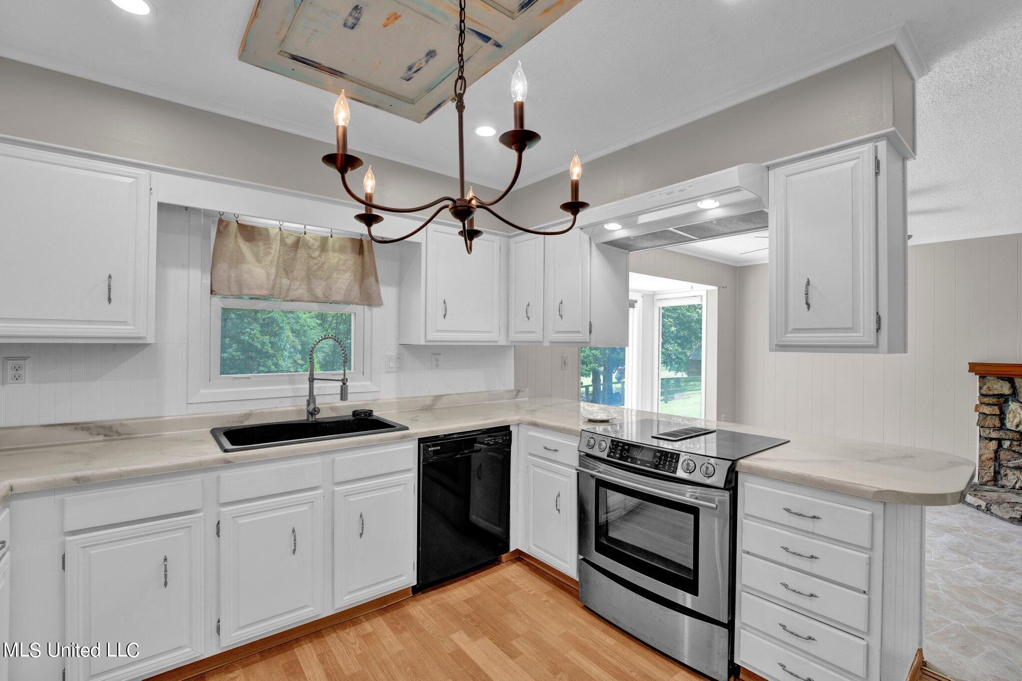 1085 W Commerce Street