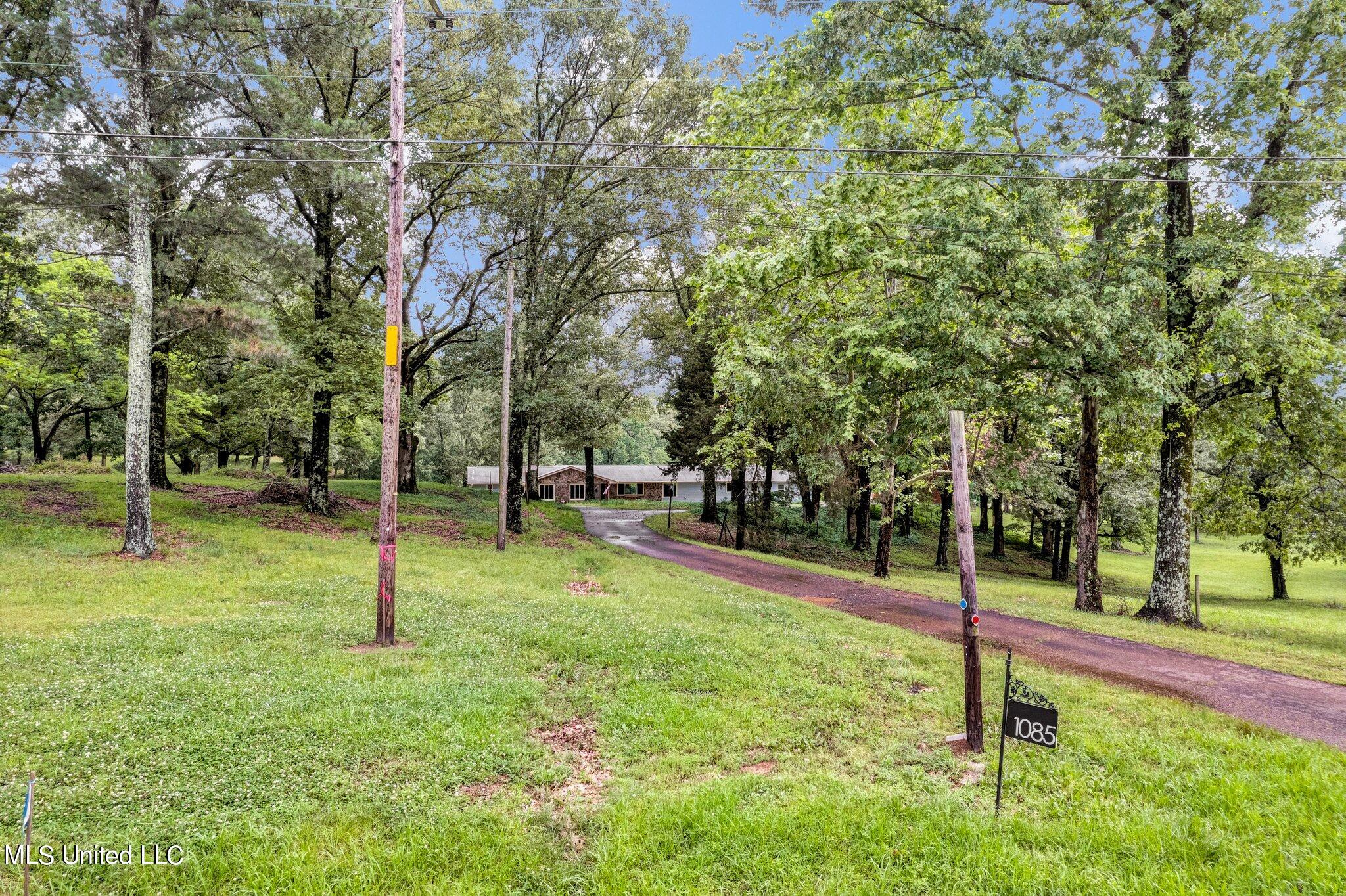 1085 W Commerce Street