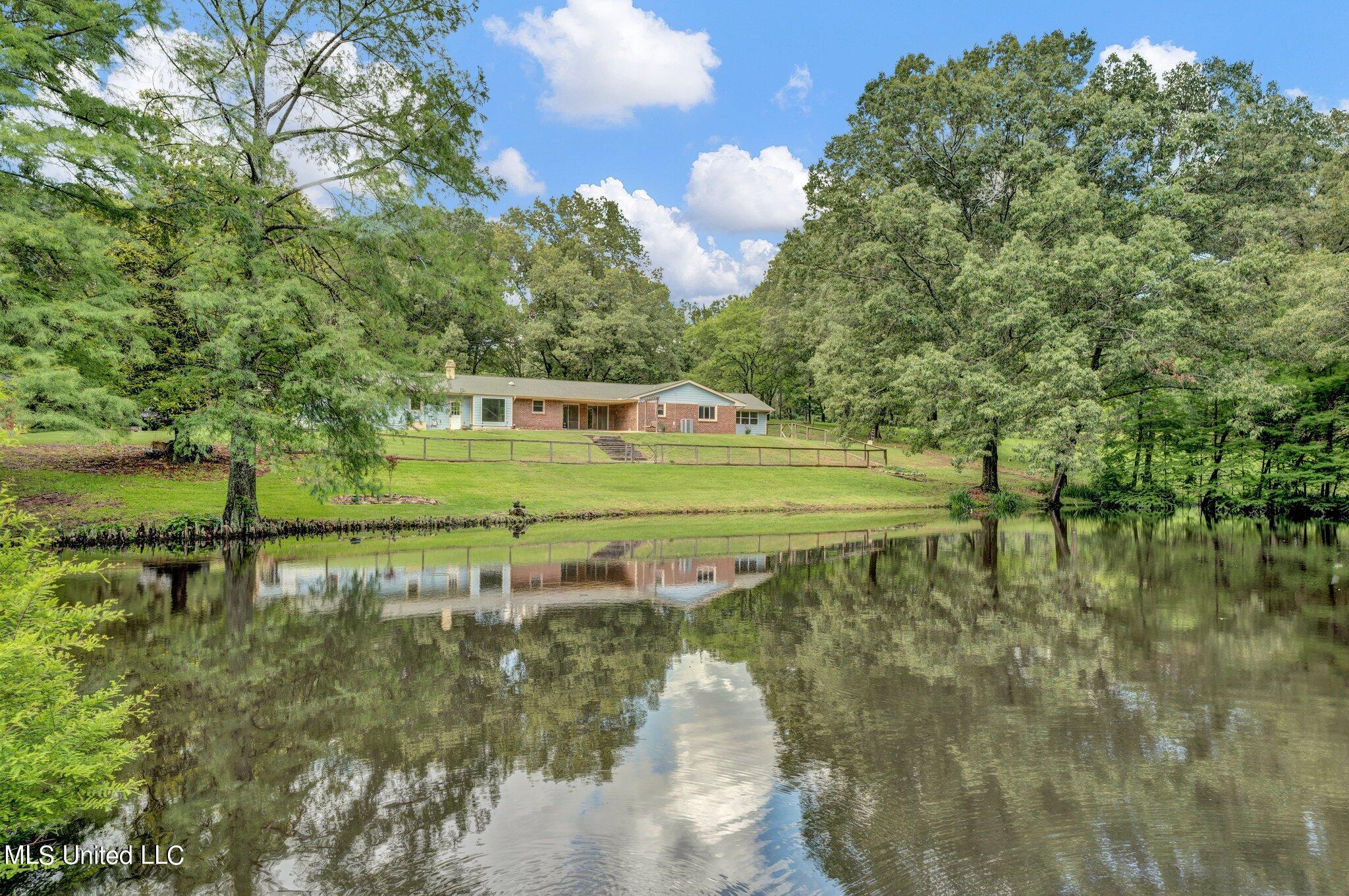 1085 W Commerce Street