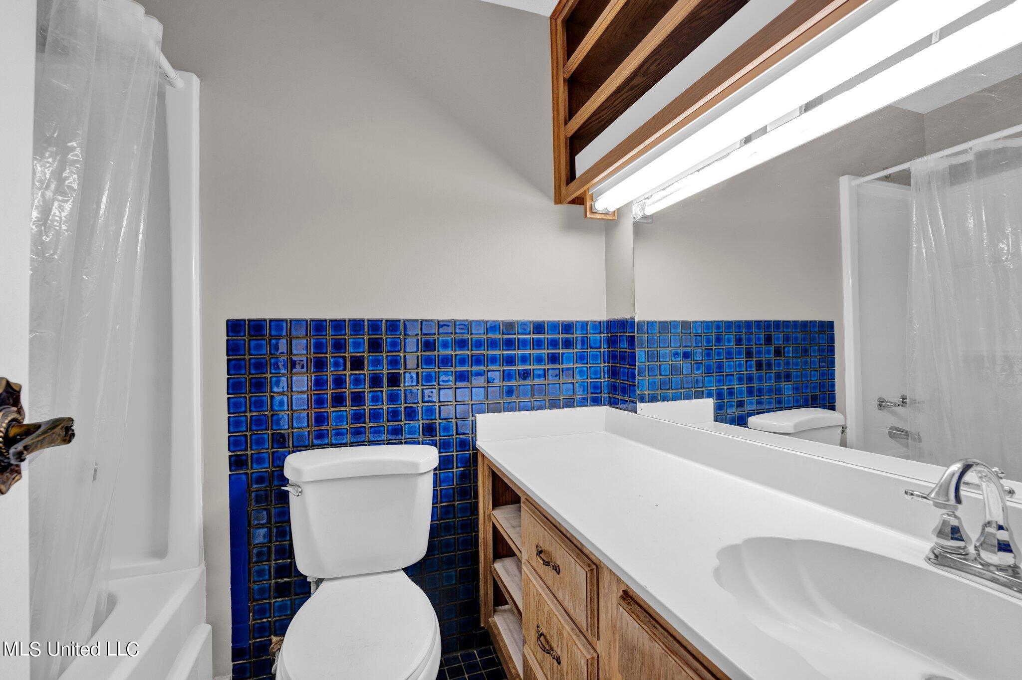 1085 W Commerce Street