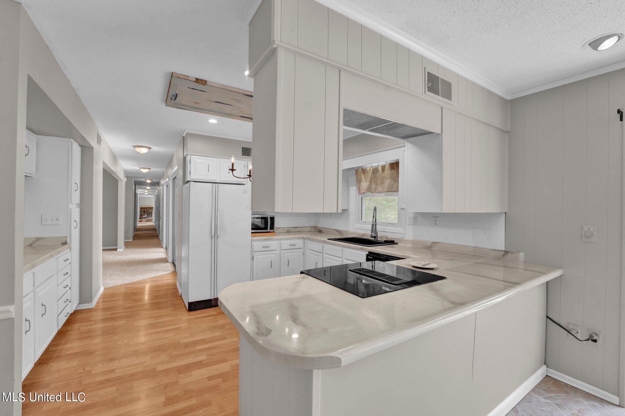 1085 W Commerce Street