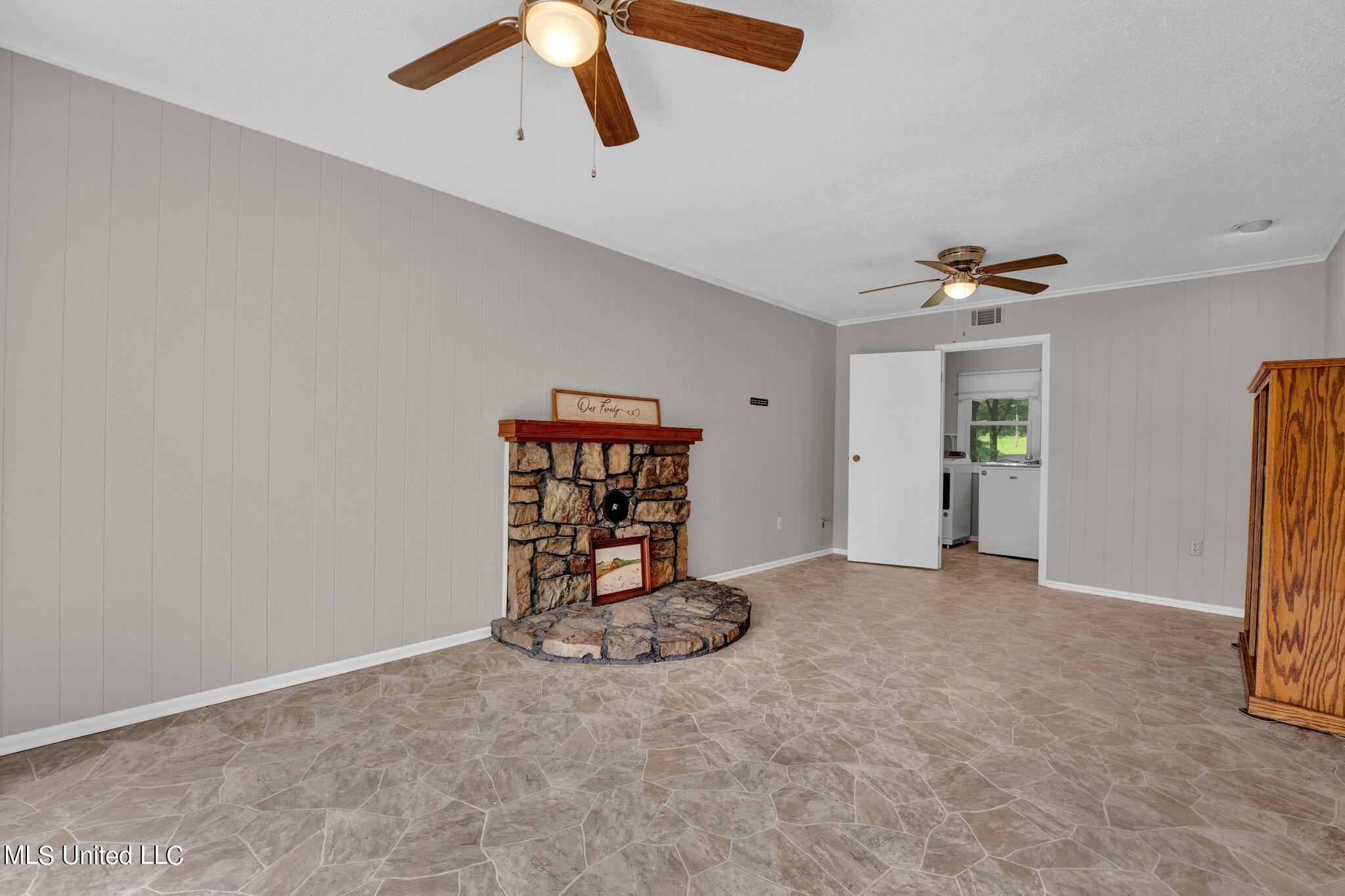 1085 W Commerce Street