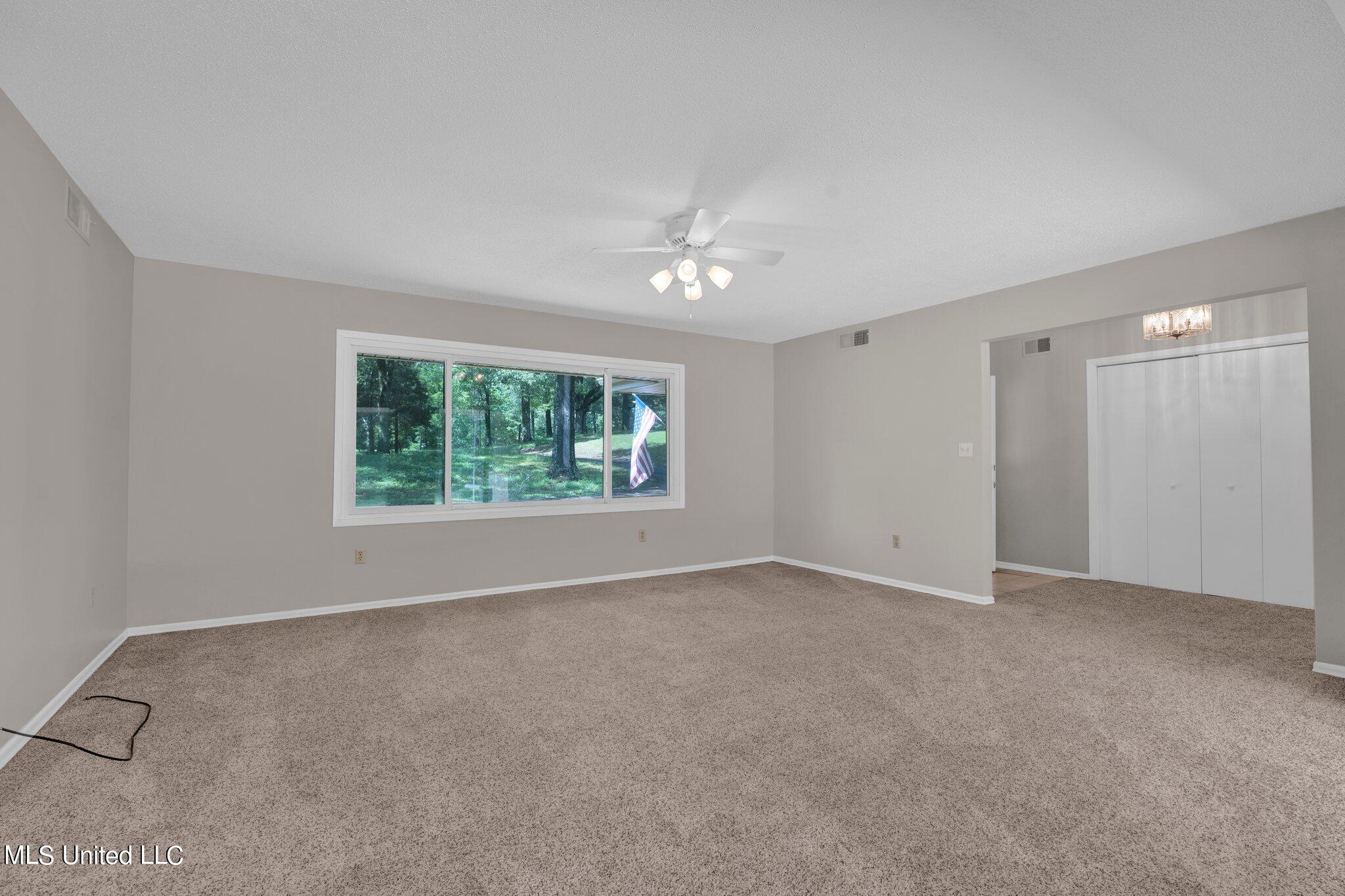 1085 W Commerce Street