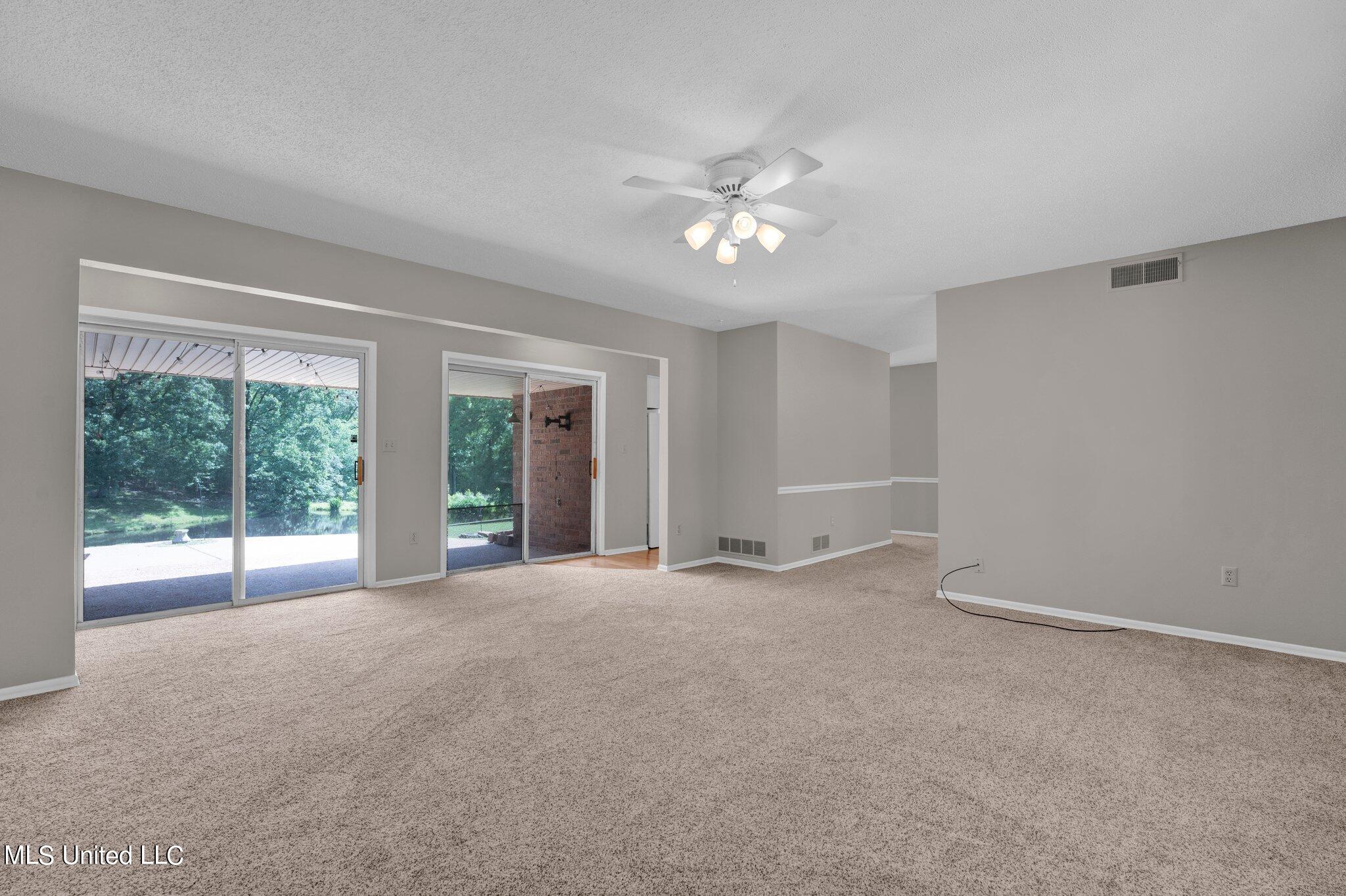 1085 W Commerce Street