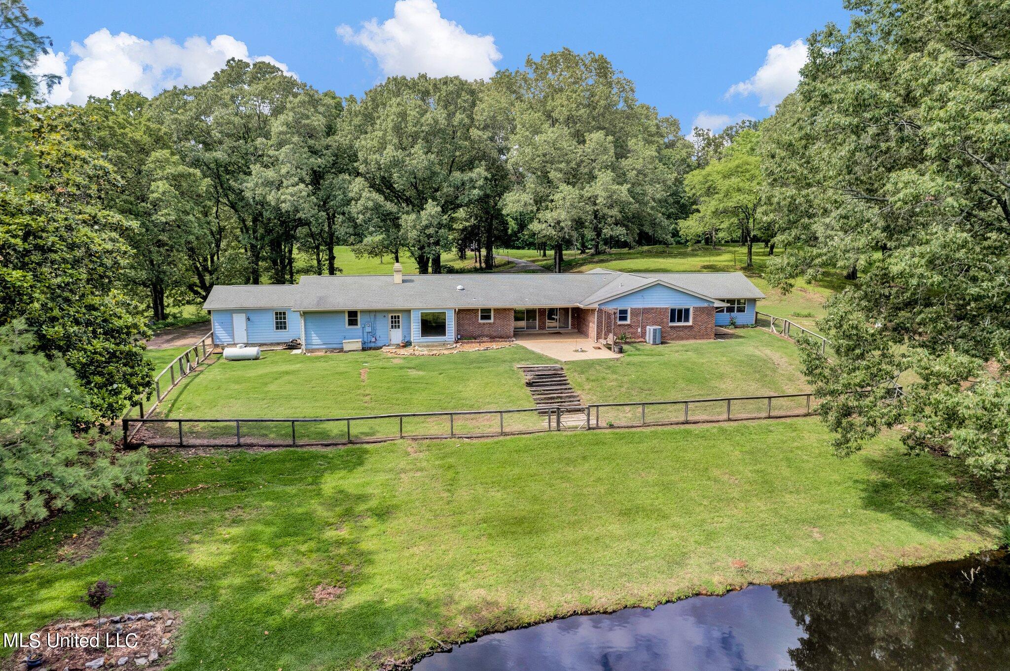 1085 W Commerce Street