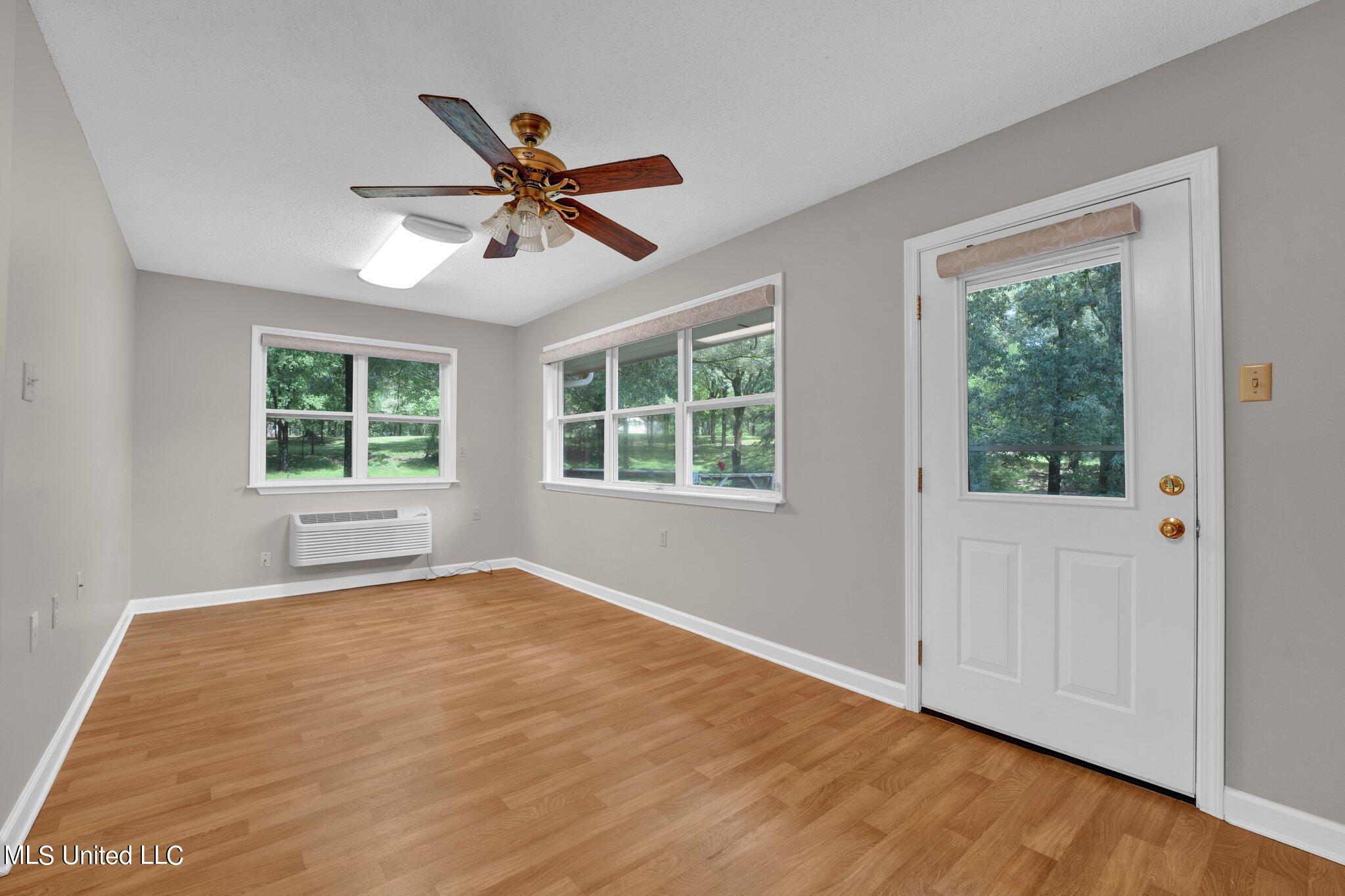 1085 W Commerce Street