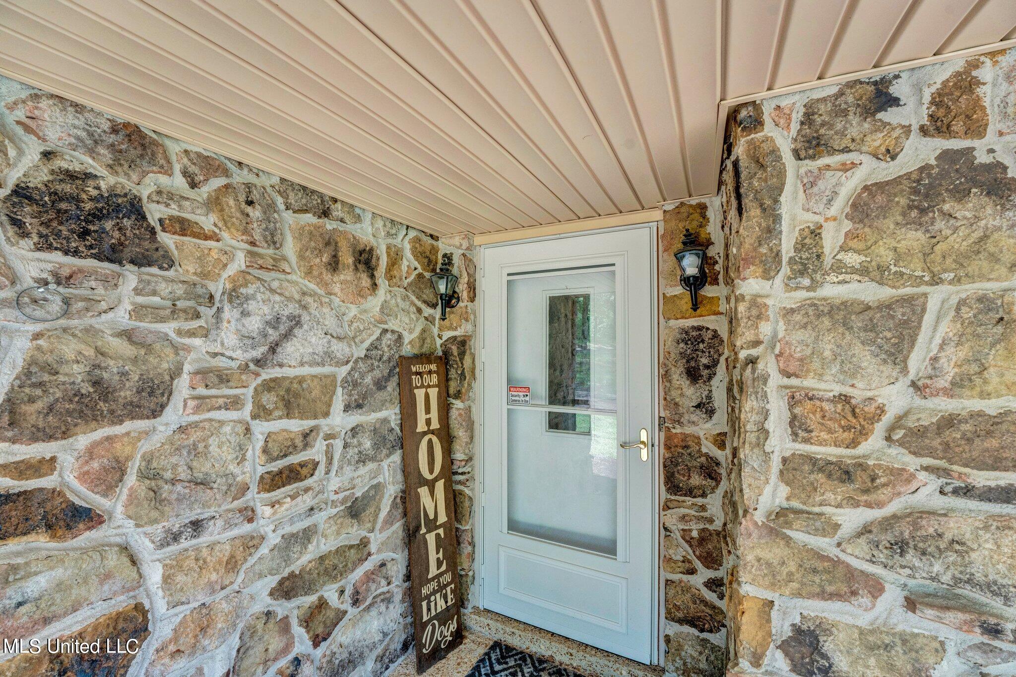 1085 W Commerce Street