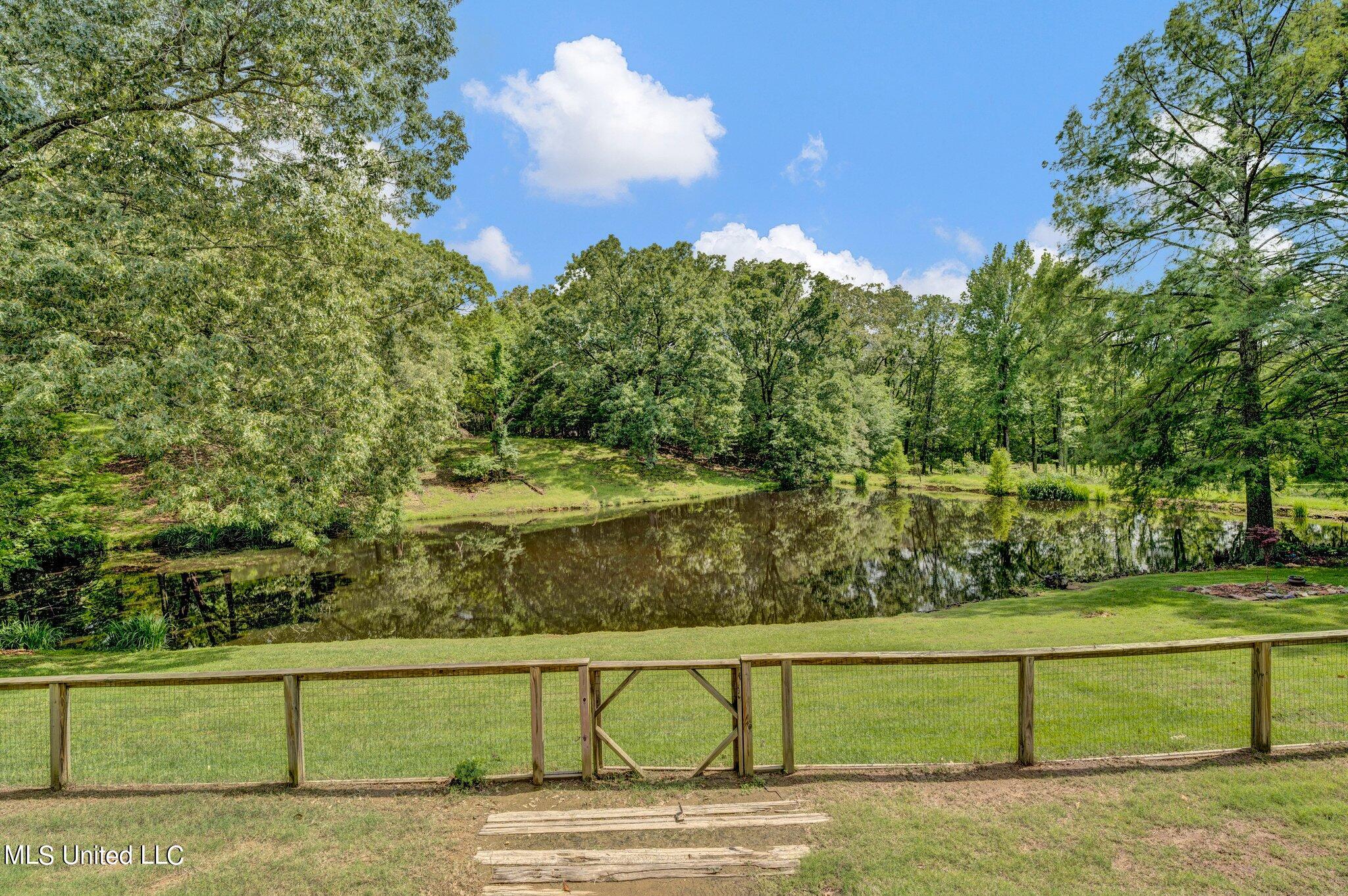 1085 W Commerce Street