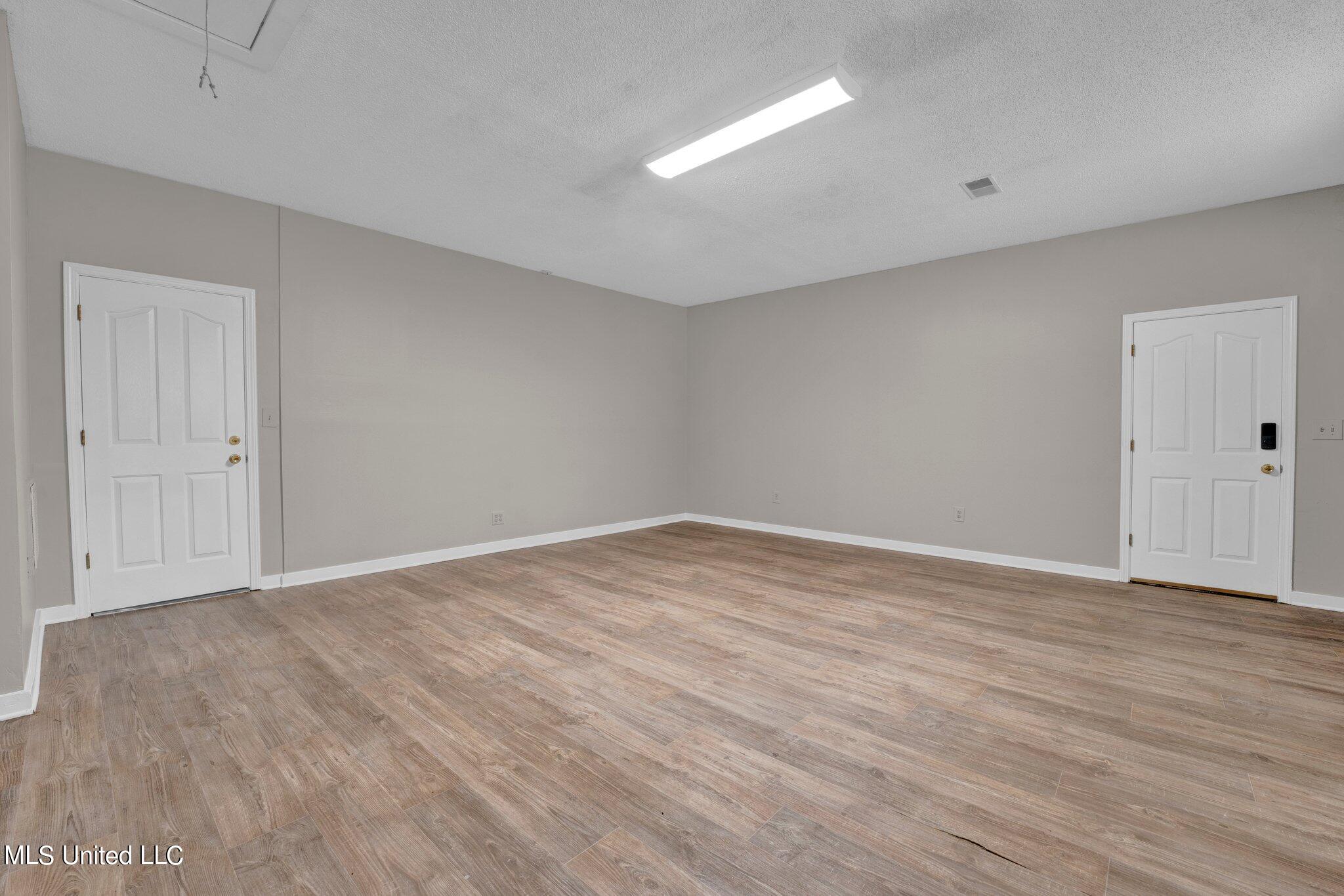 1085 W Commerce Street