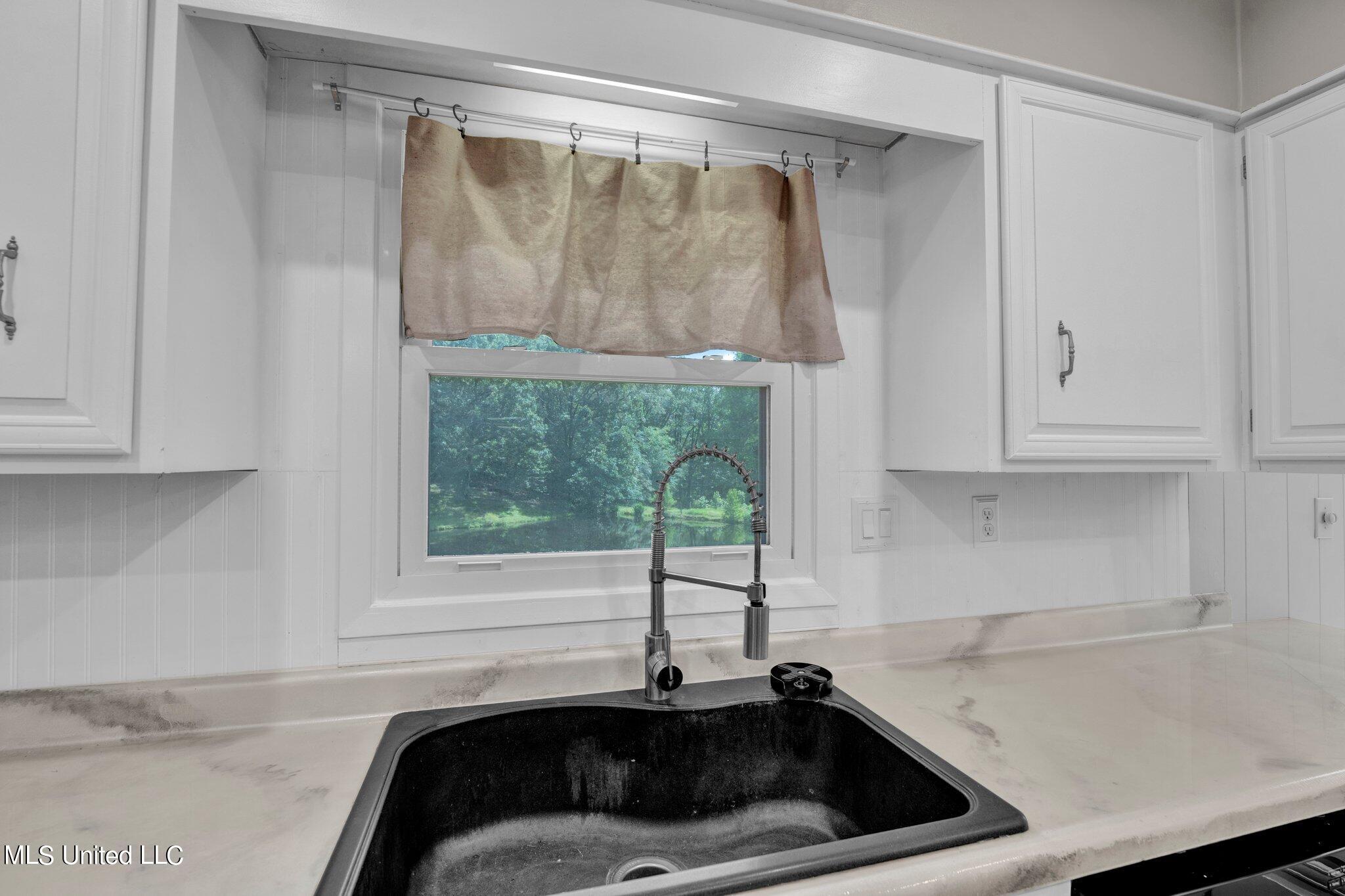 1085 W Commerce Street