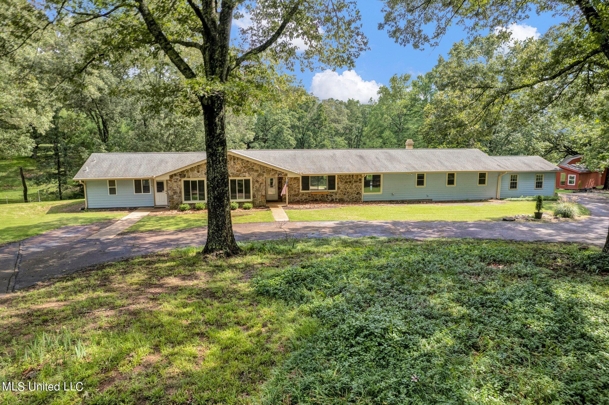 1085 W Commerce Street