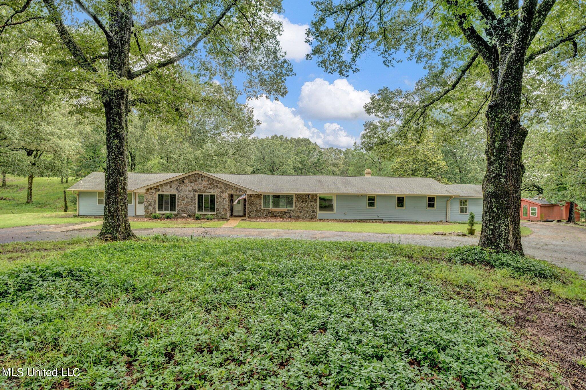 1085 W Commerce Street