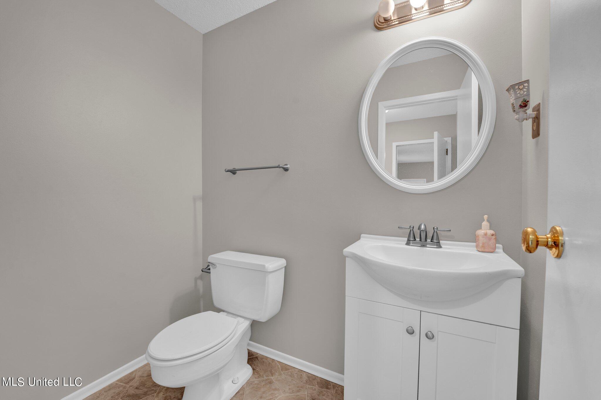 1085 W Commerce Street