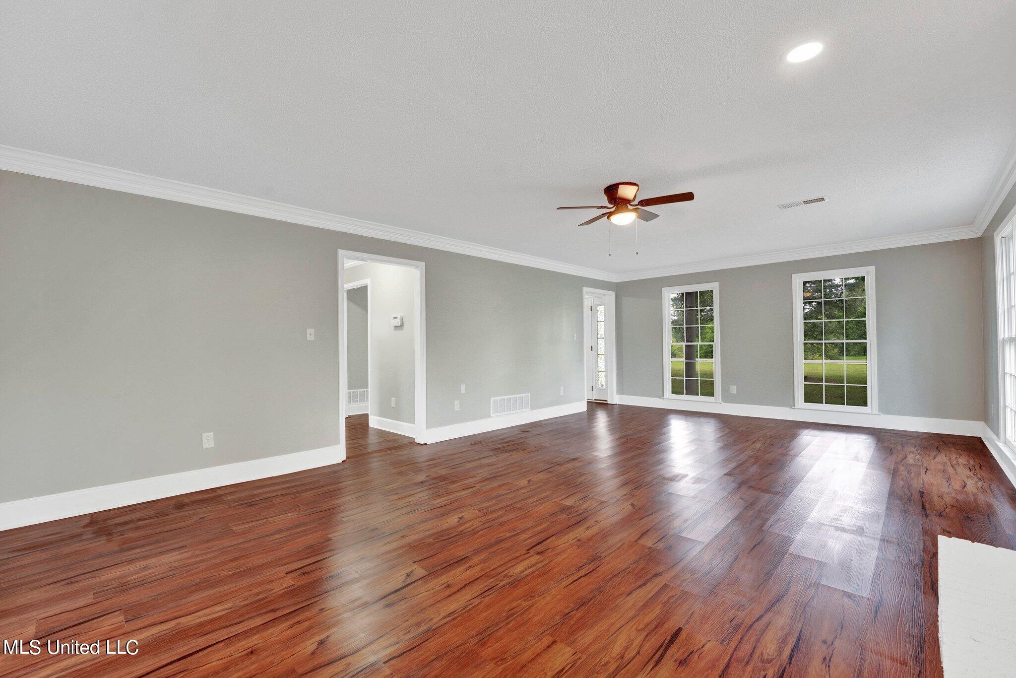 8195 Hunters Hill Cv Cove