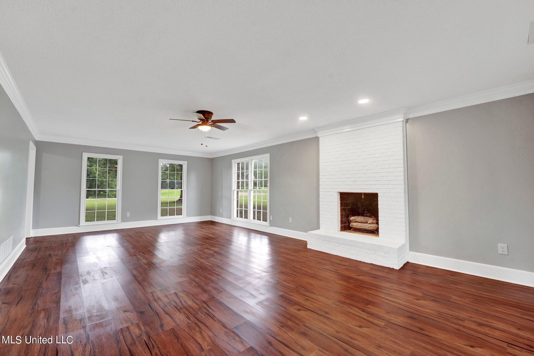 8195 Hunters Hill Cv Cove