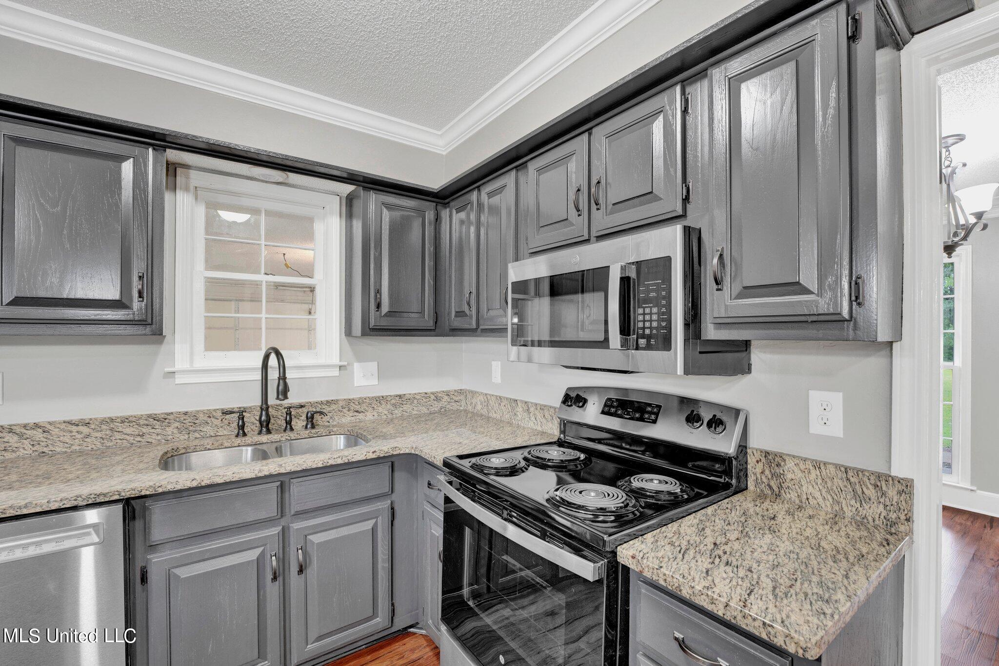 8195 Hunters Hill Cv Cove