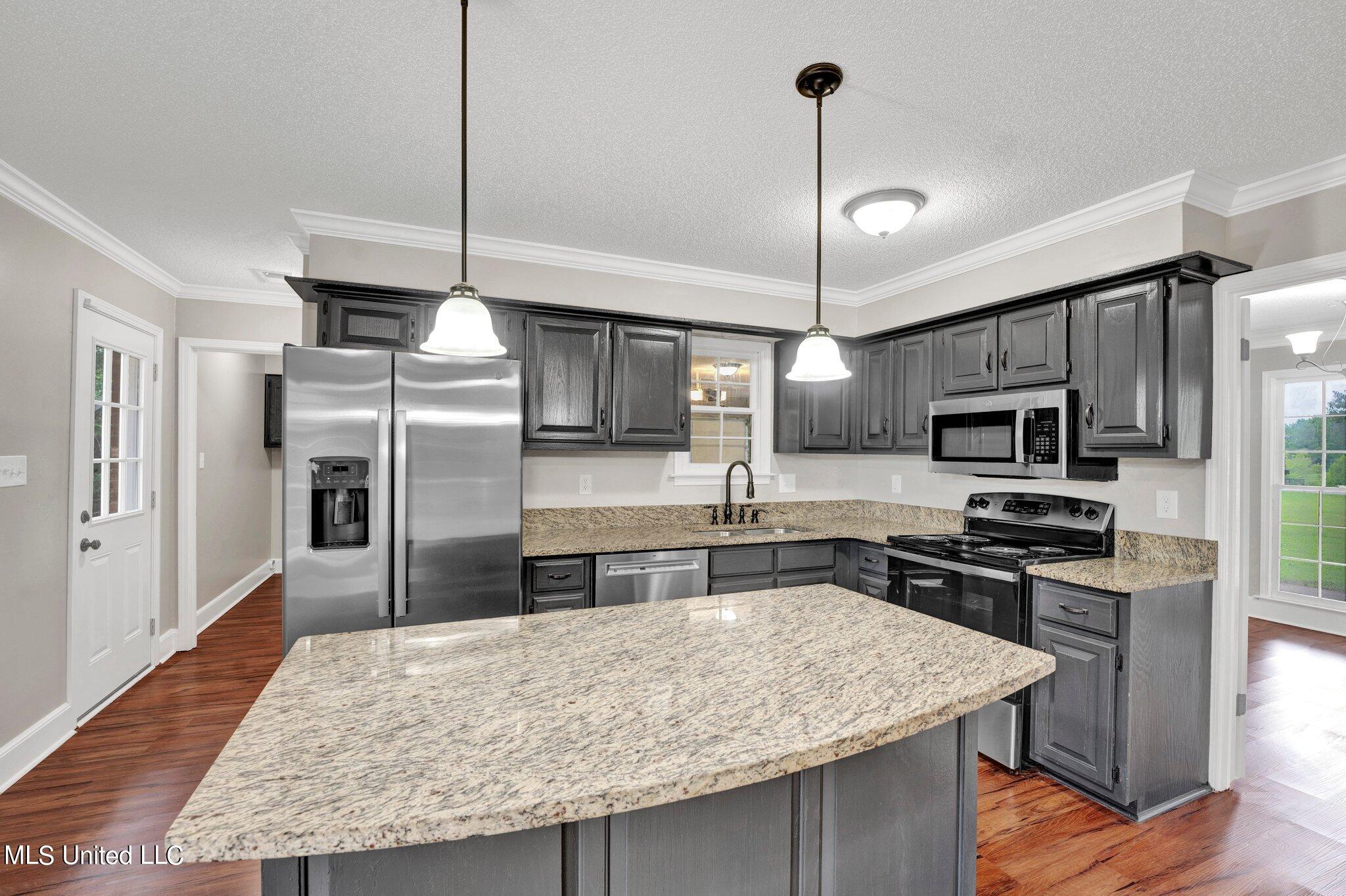 8195 Hunters Hill Cv Cove