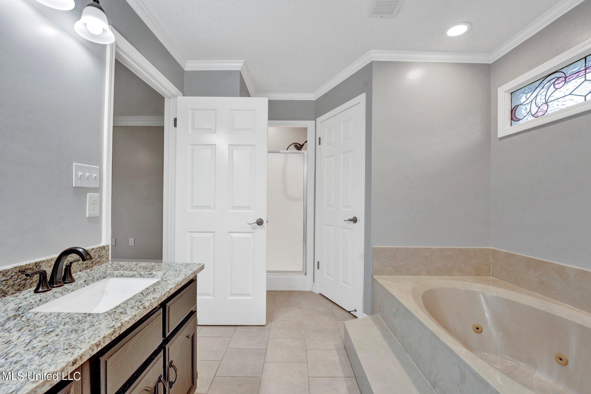 8195 Hunters Hill Cv Cove