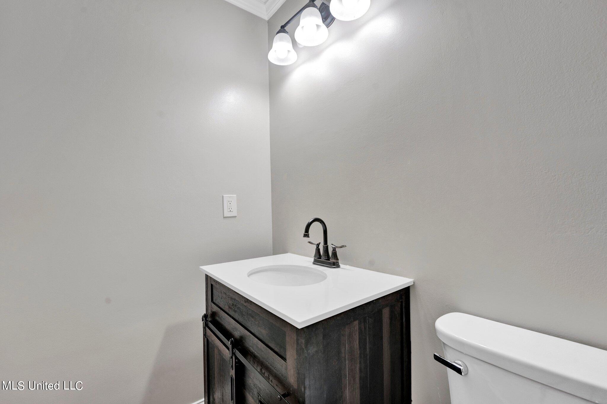 8195 Hunters Hill Cv Cove