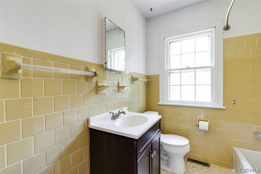 1049 Dixon Dr