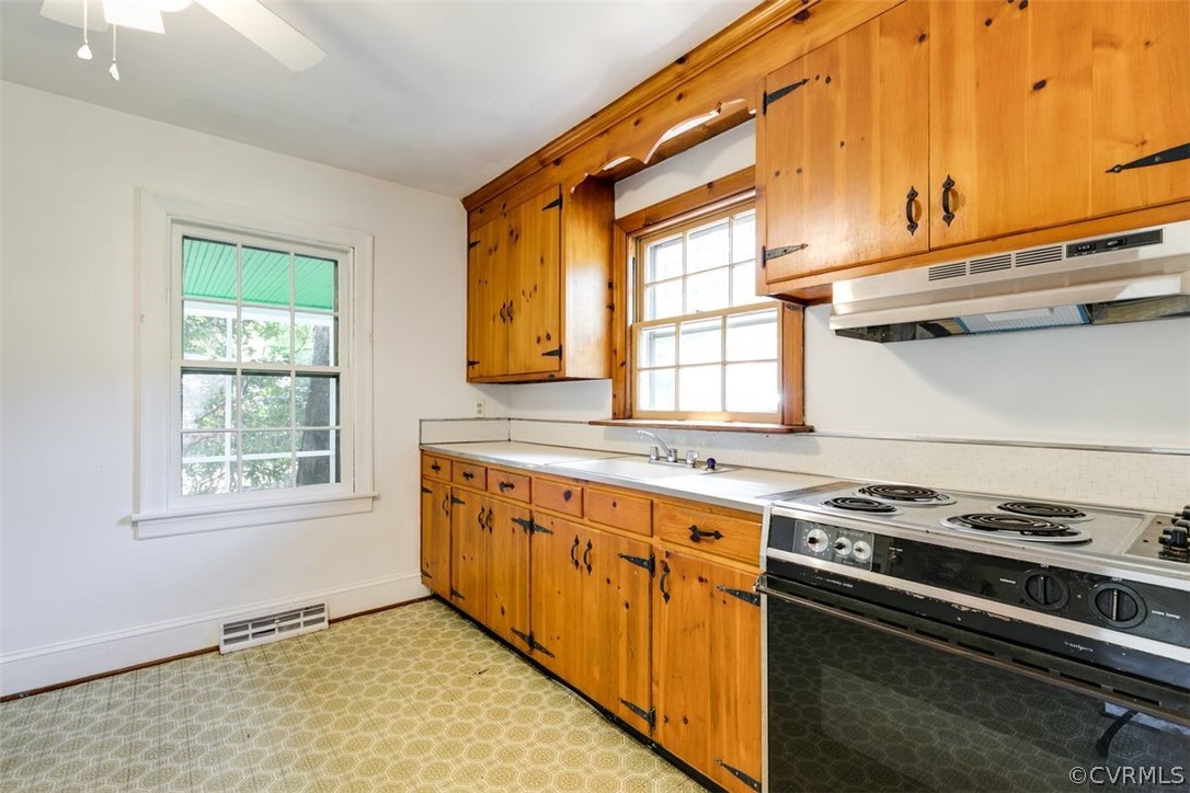 1049 Dixon Dr
