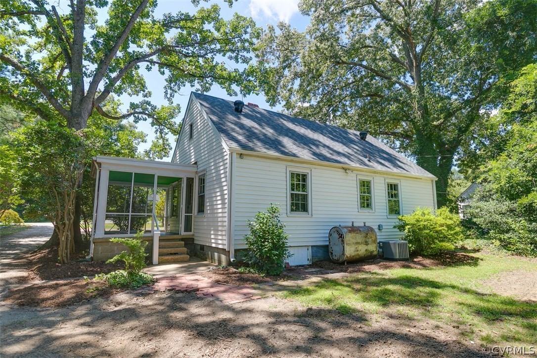 1049 Dixon Dr