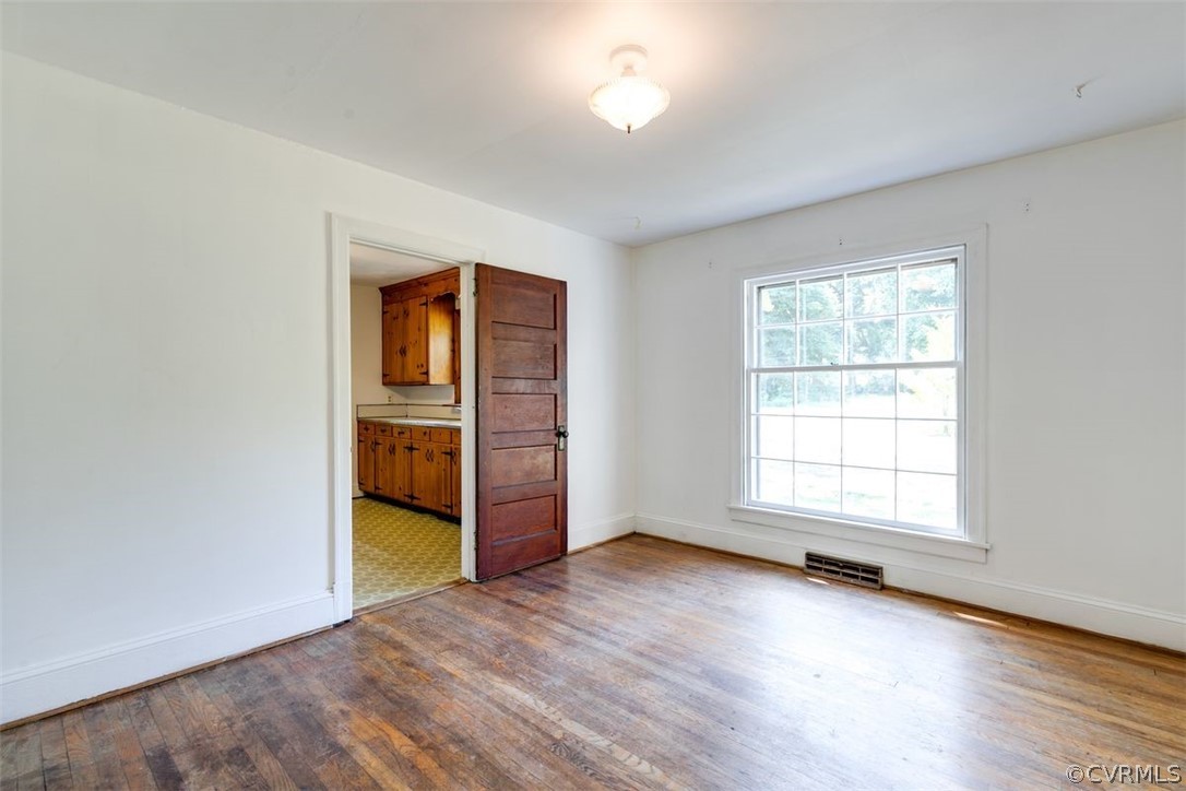 1049 Dixon Dr