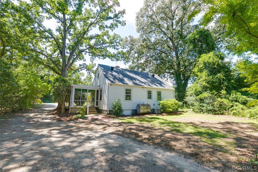 1049 Dixon Dr