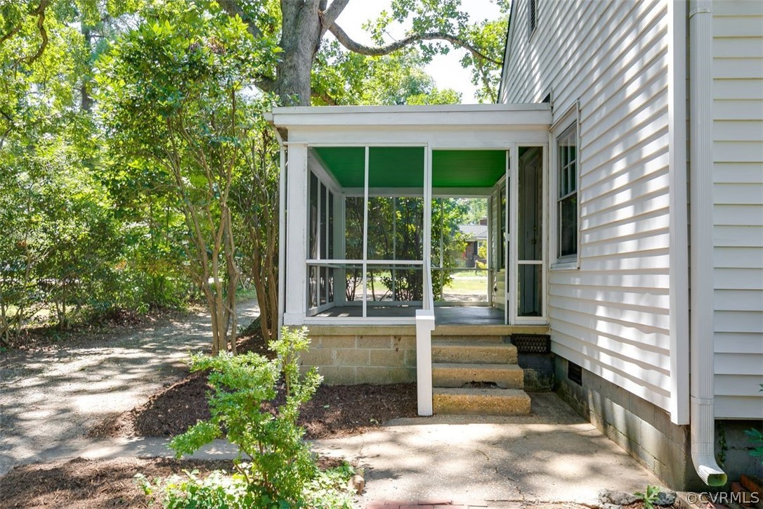 1049 Dixon Dr