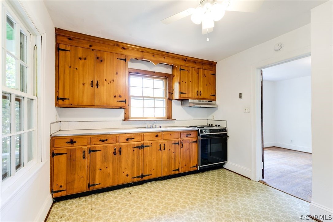 1049 Dixon Dr