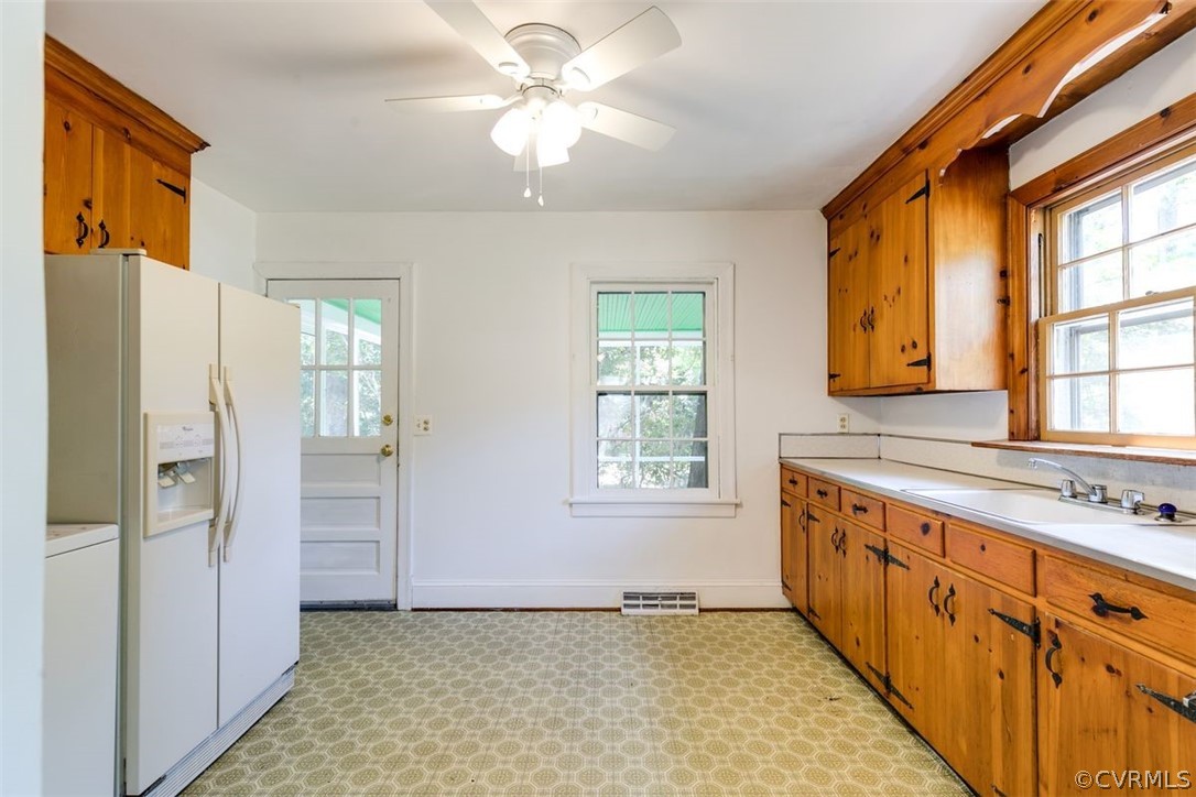 1049 Dixon Dr