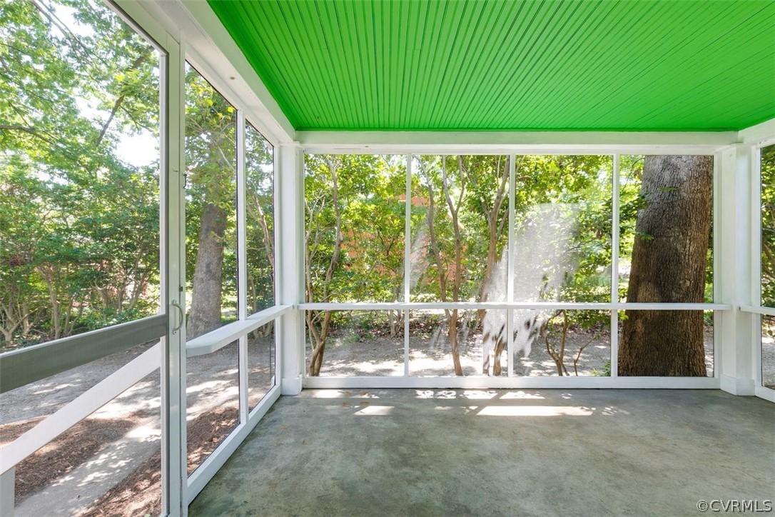1049 Dixon Dr