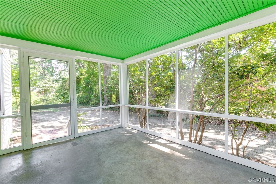 1049 Dixon Dr