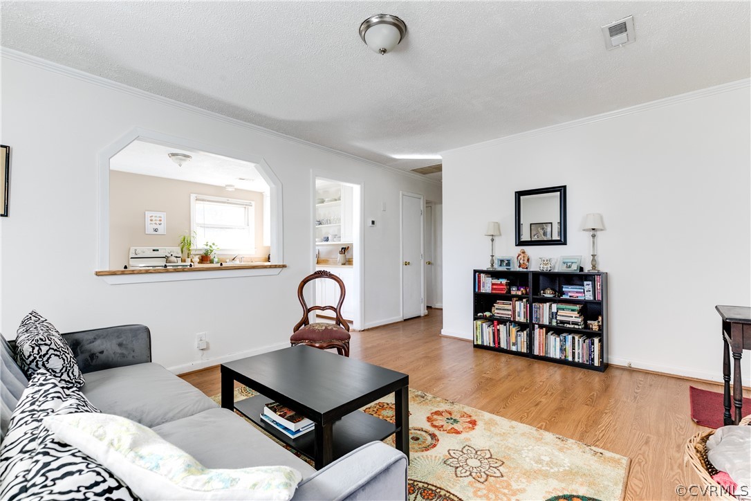 2307 Lenora Ln